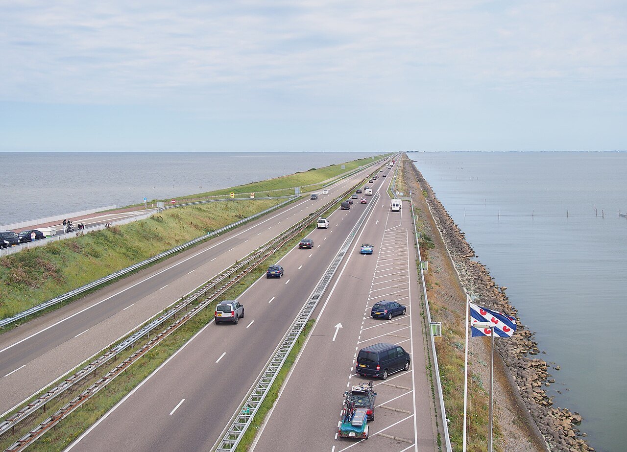 De Afsluitdijk met water aan beide zijden