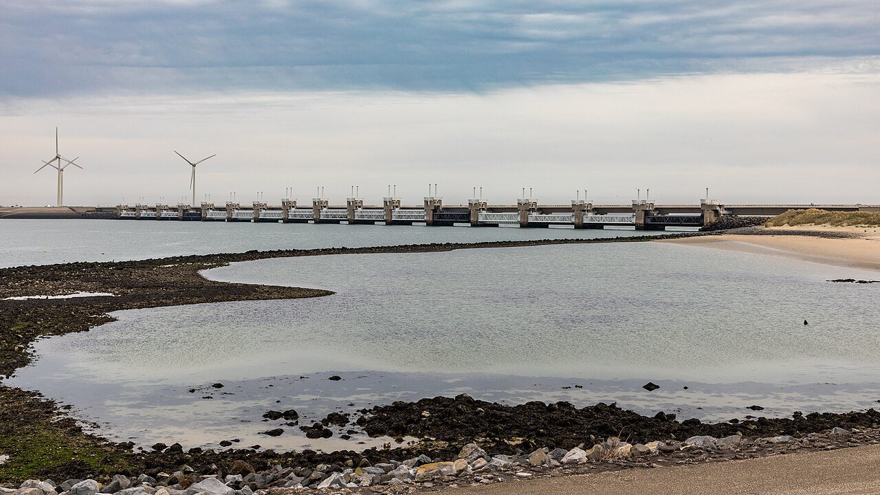 Oosterscheldekering gezien over water en drooggevallen oever