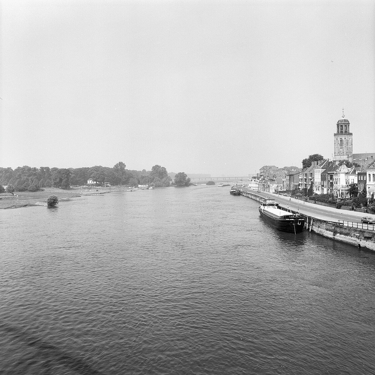 Historische zwart-witfoto van de IJssel en de kade van Deventer