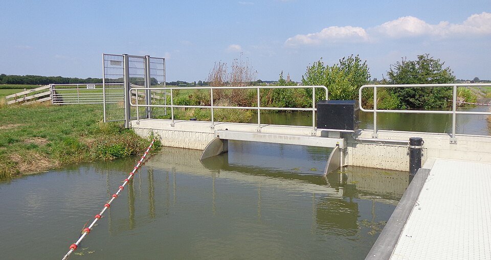 Geopende stuw in Polder Blokhoven