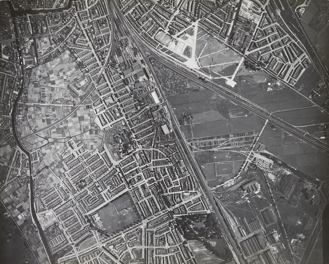 Historische luchtfoto van Utrecht met straten en open terreinen