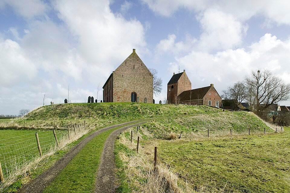 Kerk en losstaande toren op de wierde van Ezinge