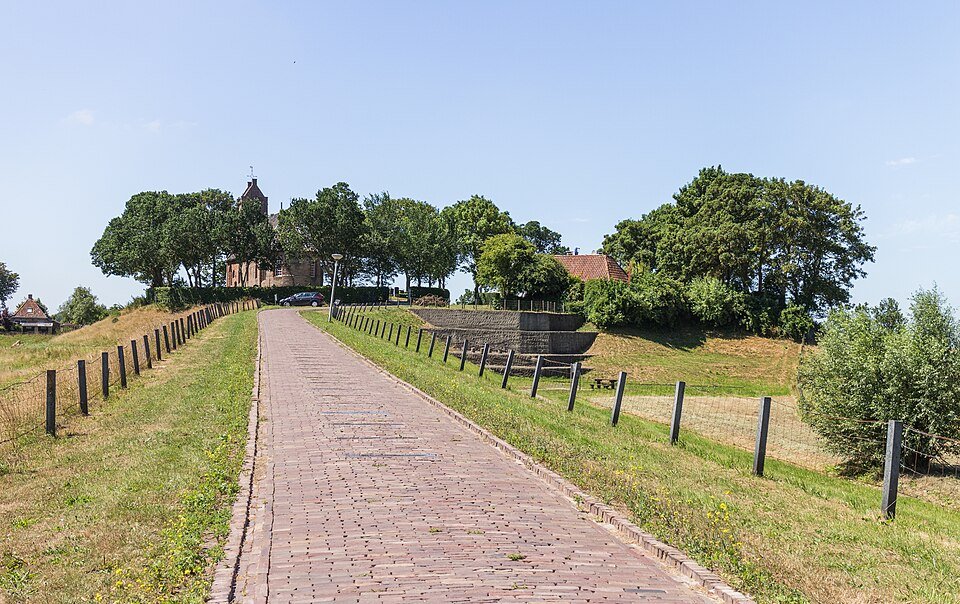 Een oplopend pad naar de terp van Hegebeintum