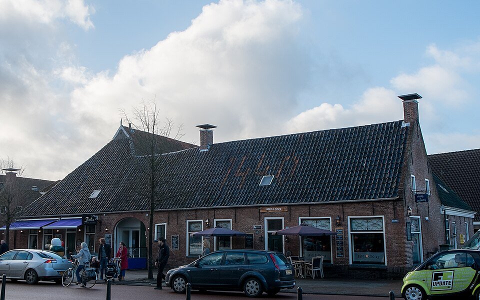 Bebouwing langs de brink in Roden