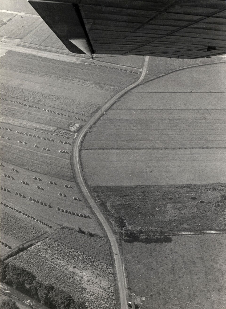 Historische luchtfoto van akkers en perceelranden in Twente