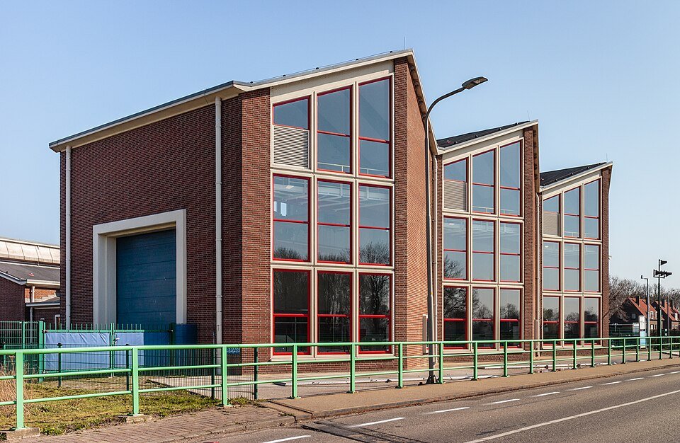 De hoge ramen van gemaal Colijn in Ketelhaven