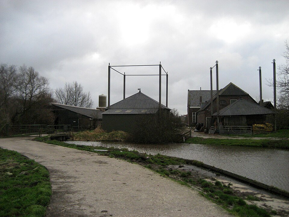 Watergang en agrarische bebouwing bij de polder Nieuwkoop