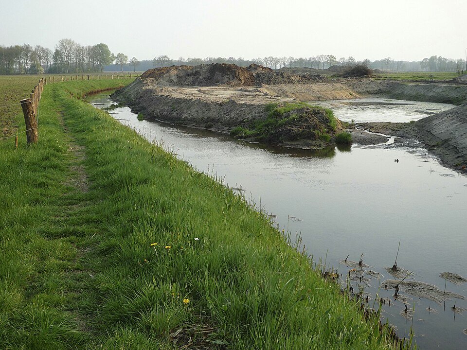 Nieuwe bocht tijdens beekherstel bij Vessem