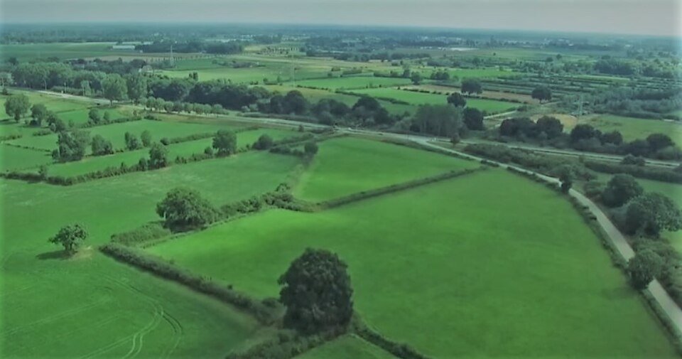 De Maasheggen van boven, met kleine groene percelen