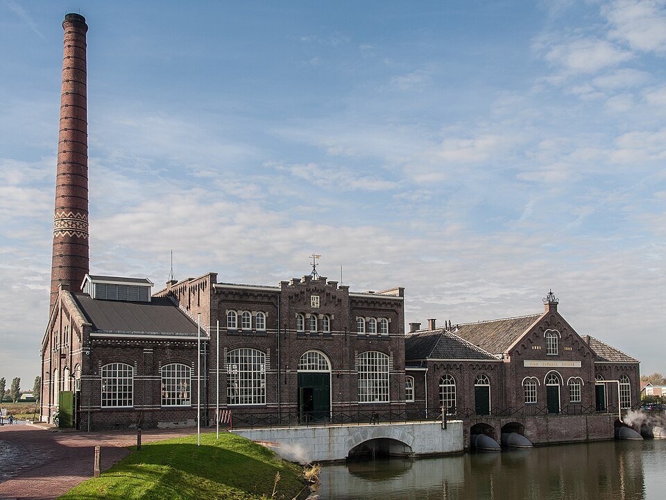 De schoorsteen en gevel van het stoomgemaal Vier Noorder Koggen