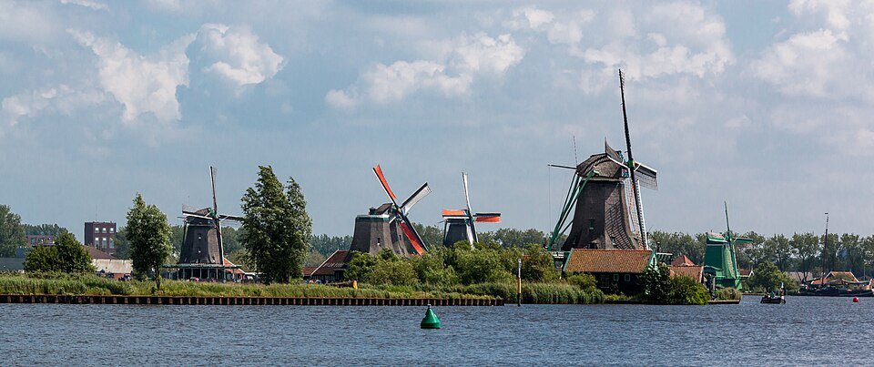Molenrij aan de Zaanse Schans vanaf het water