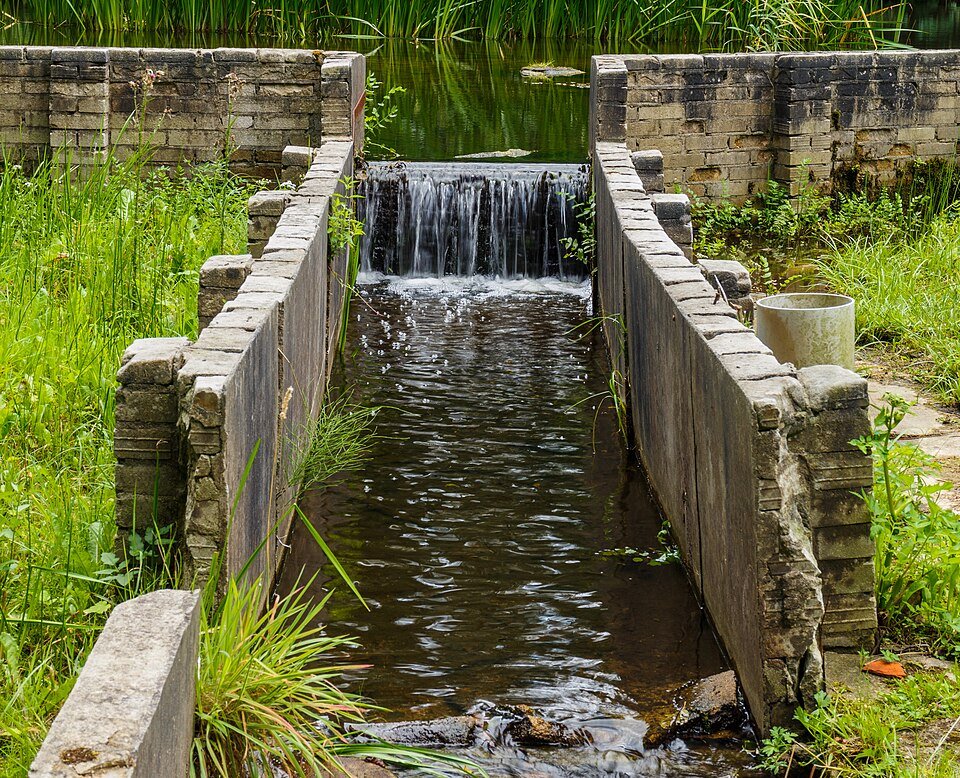 Een waterbouwkundig schaalmodel in het Waterloopbos
