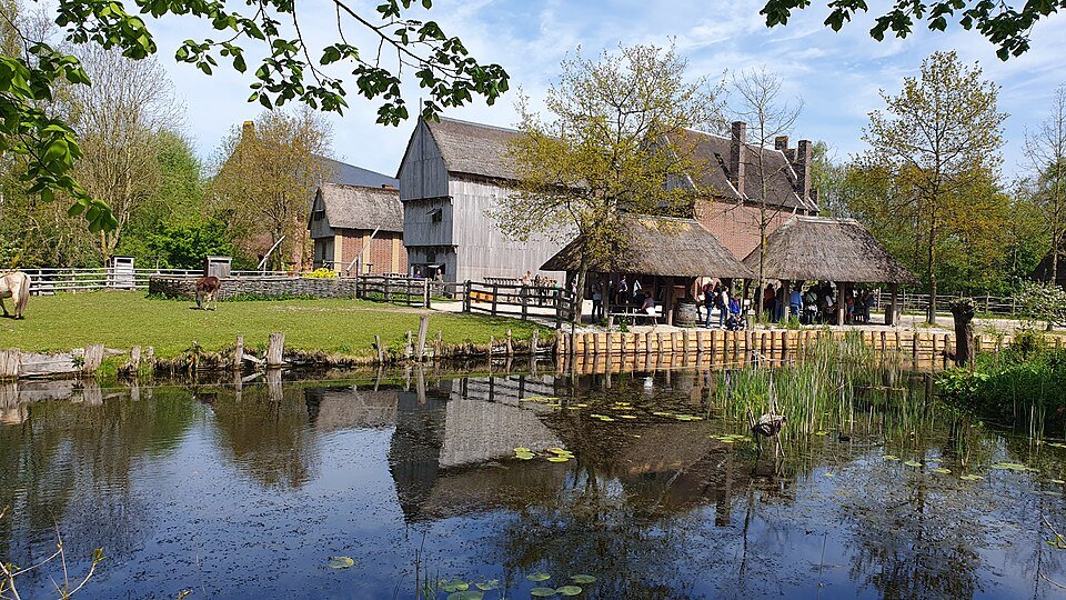 Gereconstrueerde gebouwen en water in Archeon