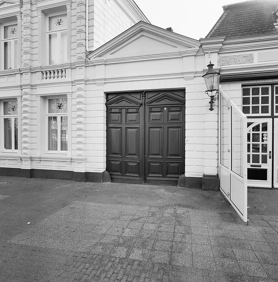 Een poort tussen de panden met nummers 8 en 10 in Weert