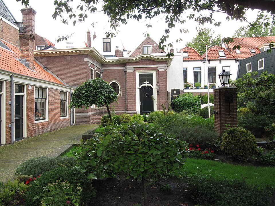 Gemeenschappelijke binnentuin van een Haarlems hofje