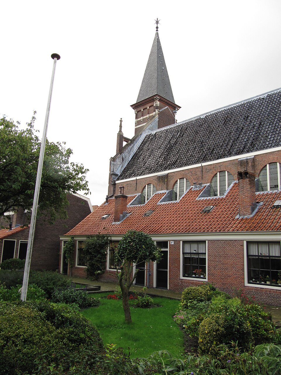 Hofjeswoningen en kerk aan de Witte Herenstraat in Haarlem