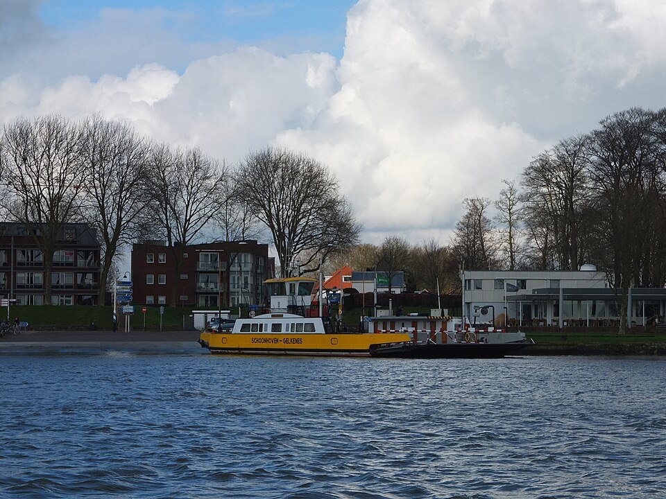 De veerpont Schoonhoven–Gelkenes: een ander Nederlands voorbeeld van de dagelijkse oversteek