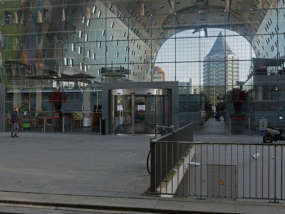 Doorkijk door de glazen gevel van de Markthal in Rotterdam