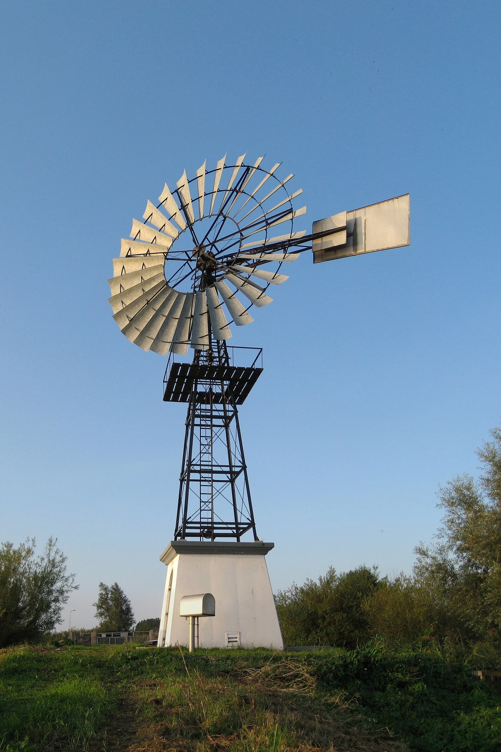 Windmotor Koetze Tibbe in der Kropswolderbuitenpolder. Es ist nicht belegt, dass der Molenpad nach diesem Windpumpwerk benannt wurde.