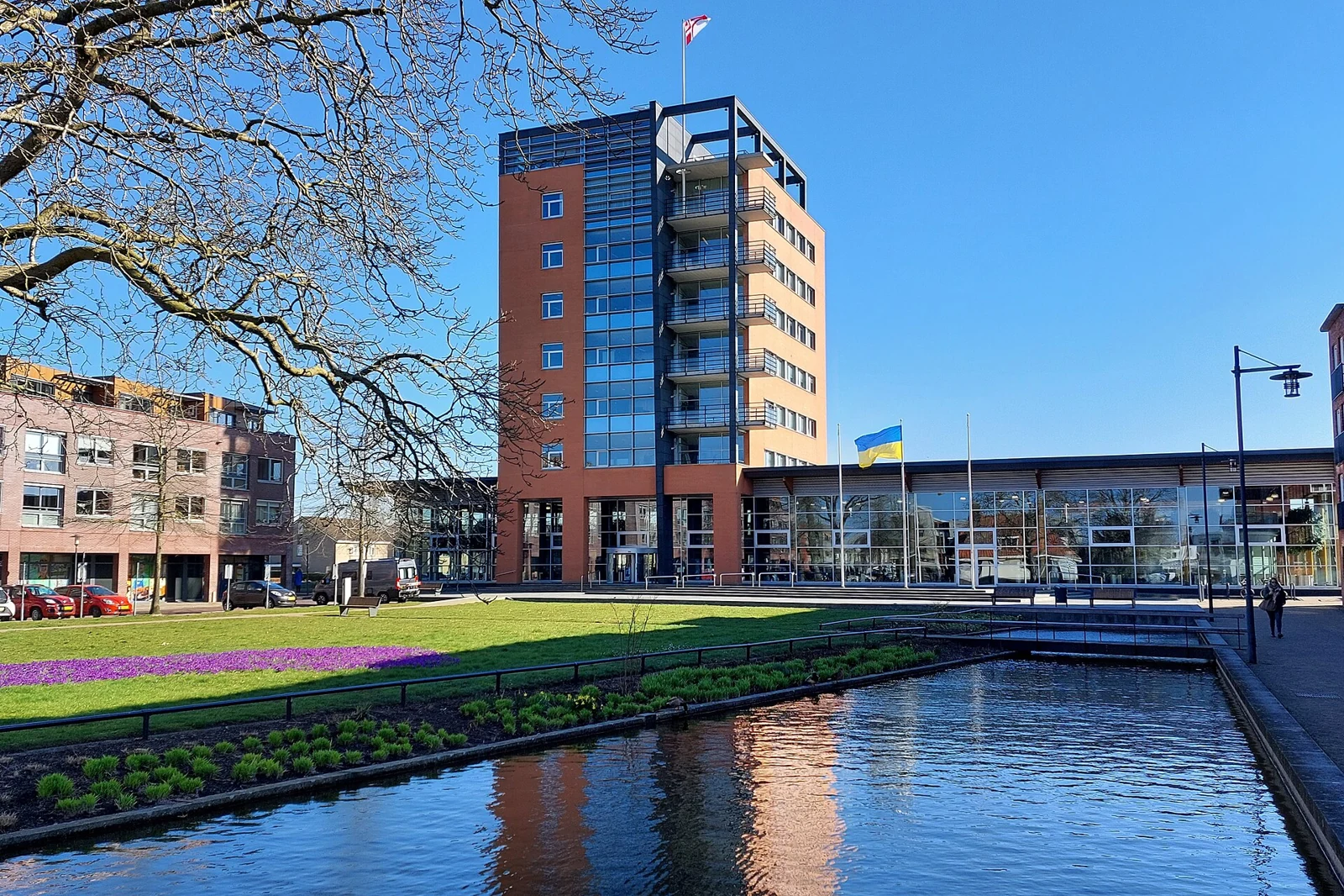 Het gemeentehuis van Weststellingwerf in 2022, locatie van de geschiedenisdag; geen opname van het evenement.