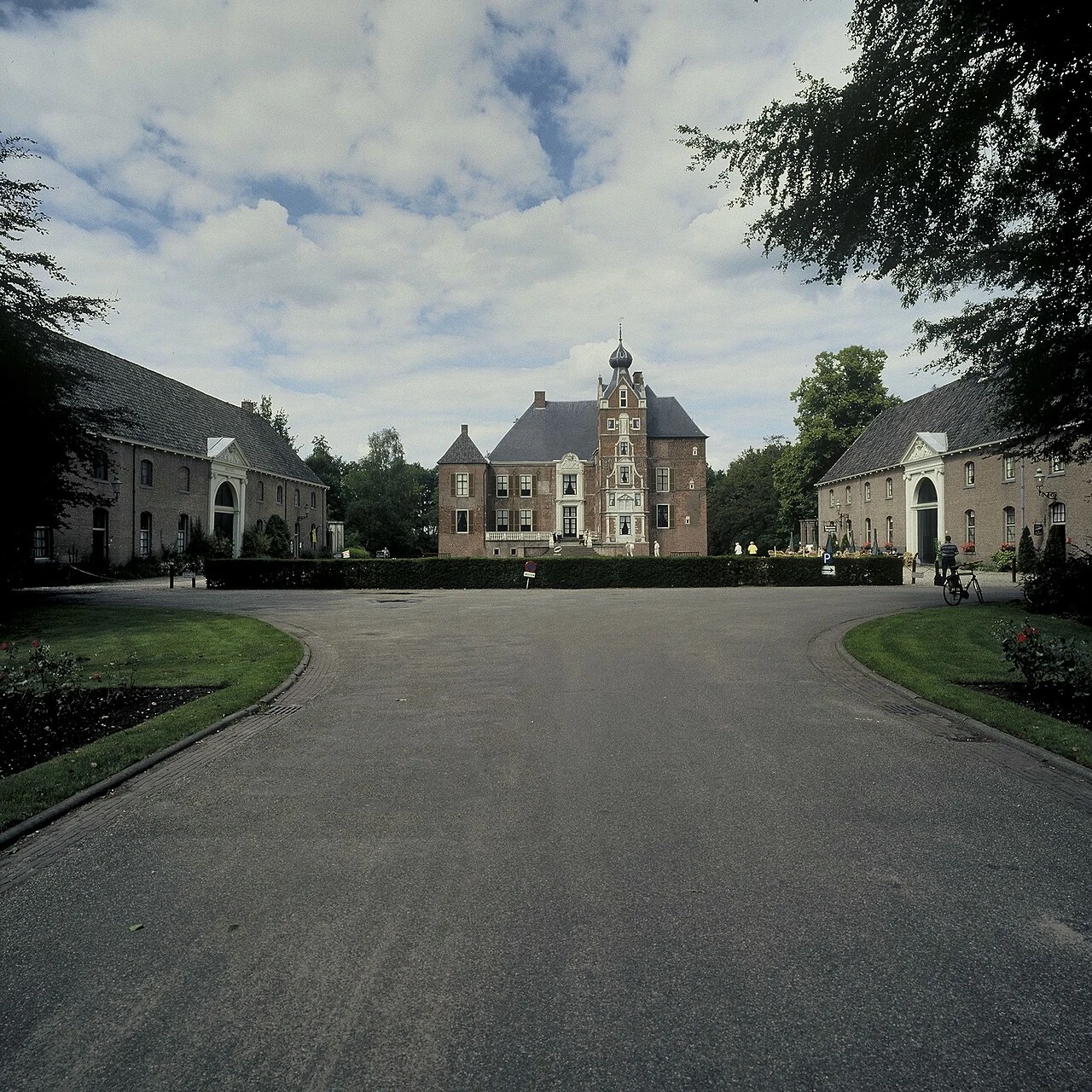 Overzicht van Kasteel Cannenburch en bouwhuizen in 2000; geen beeld van de markt van 2026.