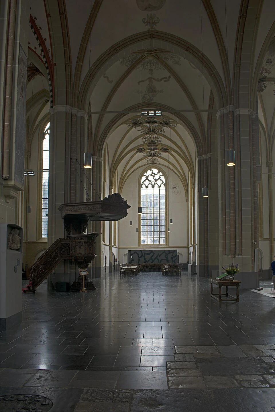 Interieur van de Sint-Walburgiskerk in Zutphen.