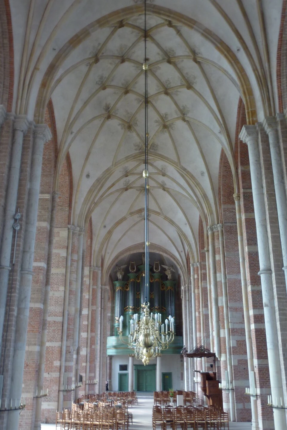 Het schip van de Lebuinuskerk.