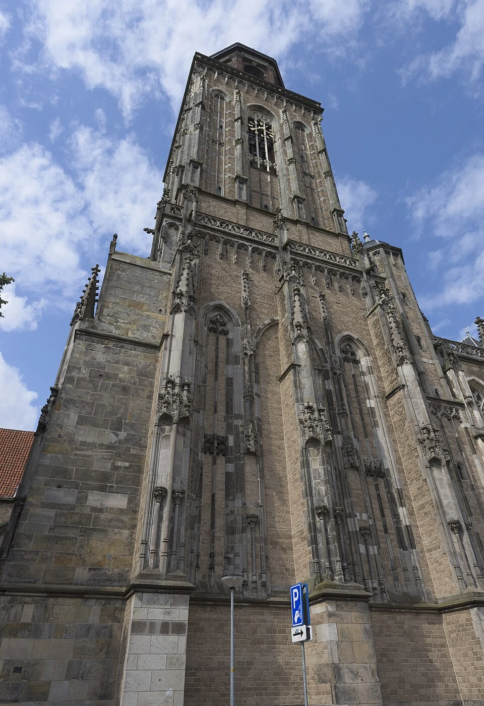 De toren van de Lebuinuskerk.