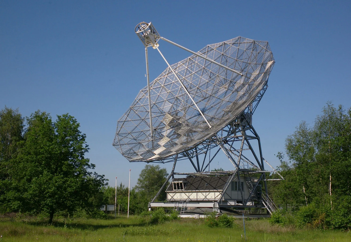 De radiotelescoop in Dwingeloo. Archieffoto mei 2022; geen opname van de open dag in 2026.