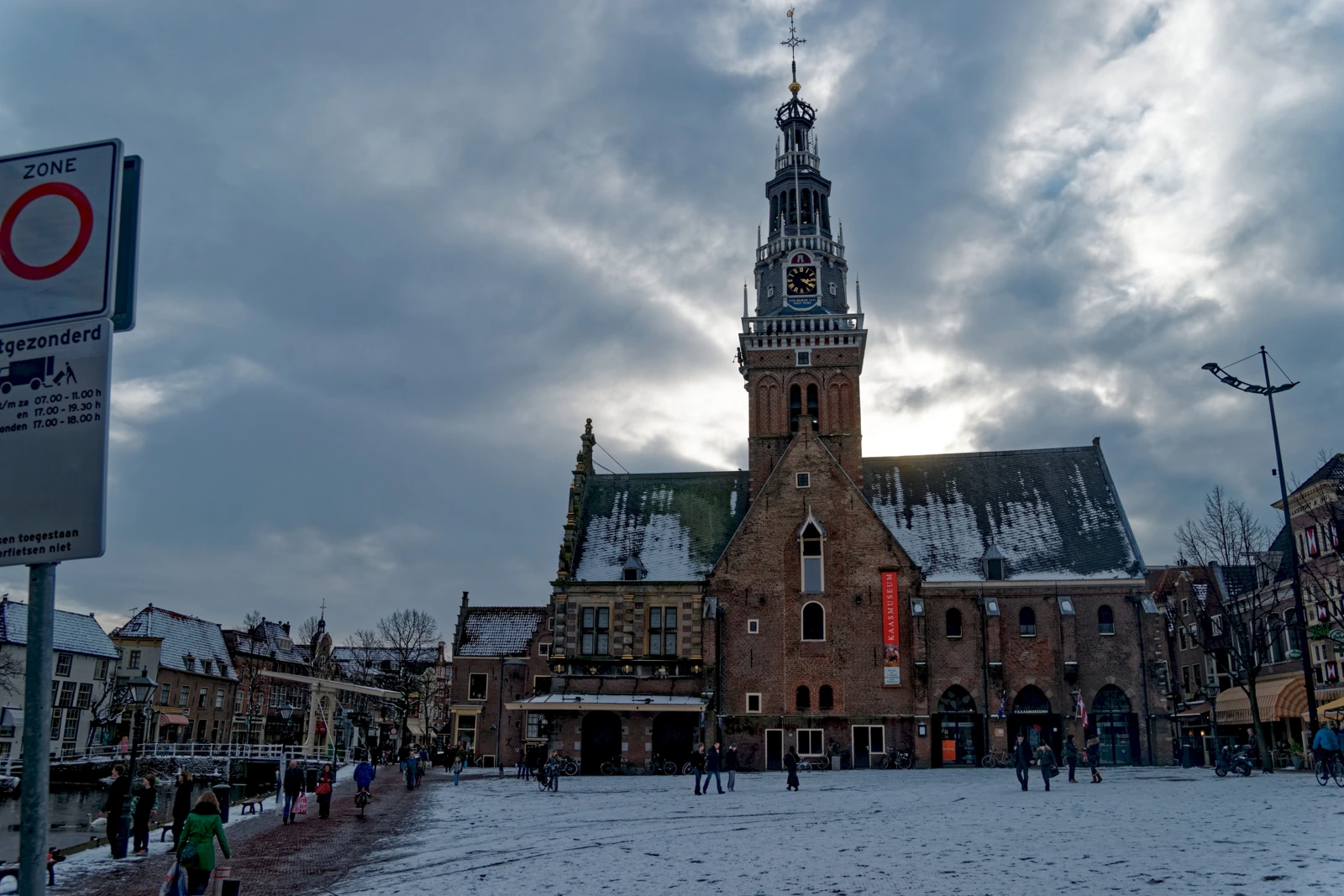 Le bâtiment du Waag et sa tour sur le Waagplein à Alkmaar.