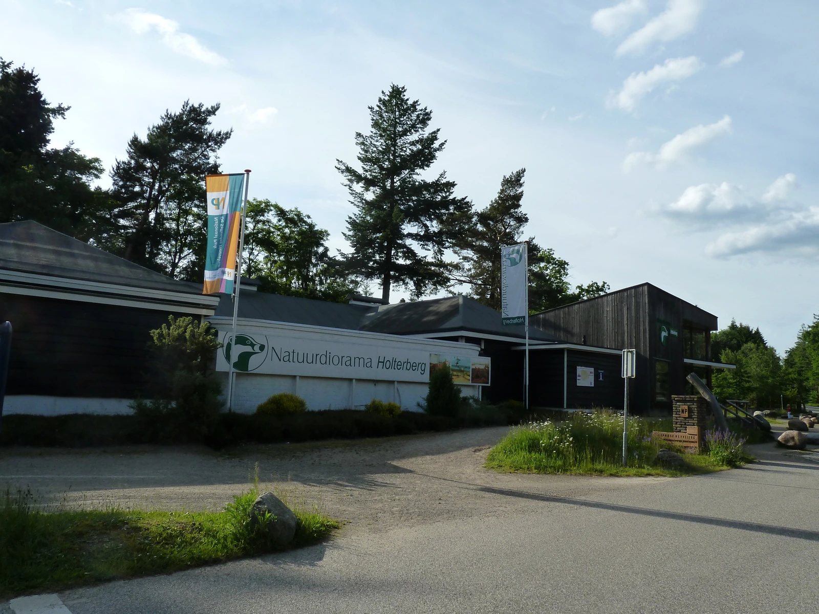 The Natuurdiorama Holterberg museum building with trees behind it.
