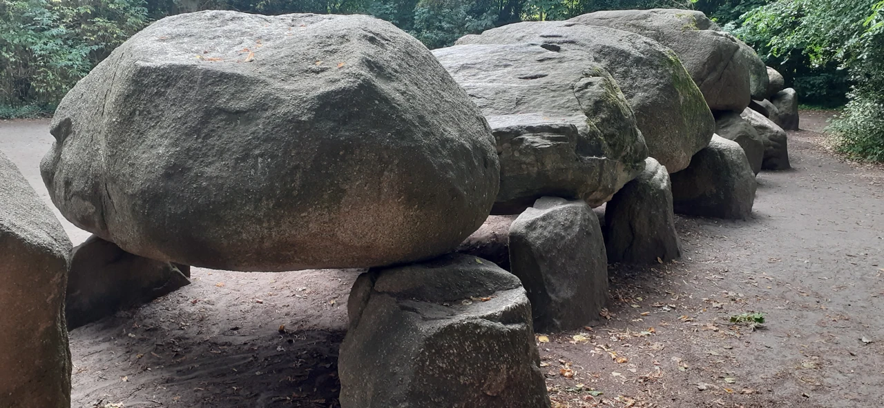 Grote dekstenen rusten op kleinere draagstenen.